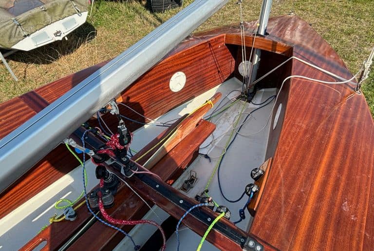 Solo sailing dinghy
